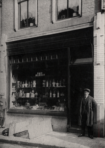 4644 De winkel van bakkerij Groenouwe in de Noordstraat. De jongen naast de deur is een zekere Cohen