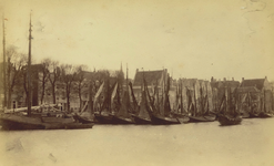 4649 Engelse haven (Vissershaven) met vissersvloot. Op de achtergrond ziet men de Nieuwendijk en rechts de Ballastkade