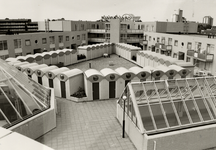 468 Appartementen, terrassen en schuurtjes aan het winkelcentrum Scheldeplein gezien vanaf het dak