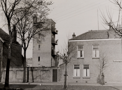 4708 Toren van de brandweerkazerne in de Van Dishoeckstraat in Vlissingen gezien vanuit de Verkuyl Quakkelaarstraat. ...