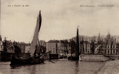 4713 'Haveningang. Vlissingen' Binnenkomende vissersboot bij de sluisjes van de Vissershaven met op de achtergrond de ...
