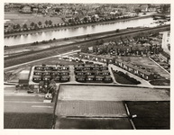 4723 Luchtfoto van een deel van West- en Oost-Souburg met daartussen het Kanaal door Walcheren, gezien in ...