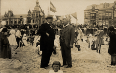 473 De Vlissingse wethouders M. Laernoes en J.G. van Niftrik op het badstrand, tijdens het zomerfeest in 1921?Op de ...