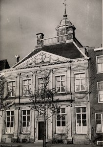 4734 Het Lampsinshuis aan de Nieuwendijk, gebouwd in 1641