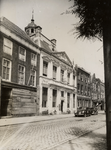 4738 Tweede Wereldoorlog. Nieuwendijk met als tweede huis van links het Lampsinshuis uit 1641, na de oorlog