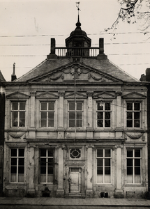 4741 Het Lampsinshuis aan de Nieuwendijk, gebouwd in 1641. Nu de woning van de directeur van het Ned. Loodswezen