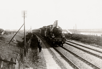 475 Spoorlijn Oost-Souburg met stoomtrein.Aan de rechterkant de los-wal en aan de linkerkant de Bermweg.