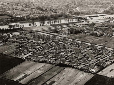 4757 Luchtfoto van Vlissingen. De wijk Tuindorp in West Souburg. Het Kanaal door Walcheren met links het zwembad en op ...