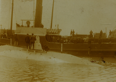4800 De 'Luctor et Emergo' (de O1), de eerste Nederlandse onderzeeboot. Bouwnr.: 116, bouwjaar: 1904 De bouw, volgens ...