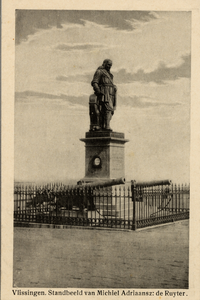 483 'Vlissingen. Standbeeld van Michiel Adriaansz: de Ruyter.'Standbeeld M.A. de Ruyter, Keizersbolwerk, Boulevard de Ruyter.