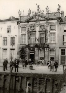 4890 Het Beeldenhuis, in 1730 door Jan Westerwijk (schepen en raad der Stad) gebouwd aan de Dokkade. In 1930 is het ...