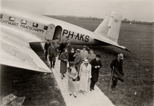 492 Aankomst van de Minister President H. Colijn op het vliegveld van Vlissingen met de Douglas DC-2 'De Sperwer'.