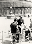 4963 Het Betje Wolffplein gezien vanaf de hoek Badhuisstraat - Coosje Buskenstraat. Rechts op de foto: Karel Bömer. Op ...