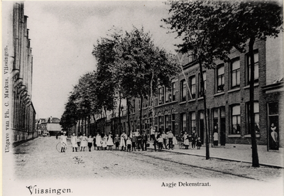 4965 Het gedeelte van de Aagje Dekenstraat tussen de Van Dishoeckstraat en het Scheldestraat gezien richting Scheldestraat