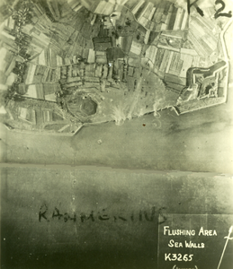 4975 Luchtfoto van Vlissingen. Bombardement van de Rammekensdijk. De bommen verwoesten het dijklichaam tussen fort ...