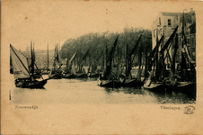 4988 'Nieuwendijk. Vlissingen.' Vissersvloot in de Vissershaven met op de achtergrond de Ballastkade en de Nieuwendijk. ...