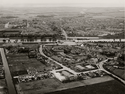 4993 Luchtfoto van Vlissingen. West Souburg met rechts het Marnixplein en in het midden de Van Doornlaan. Aan het ...