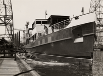 548 De 'Oosterschelde', veerboot van de Provinciale Stoombootdiensten in Zeeland, tewaterlating na oorlogsschade. Het ...