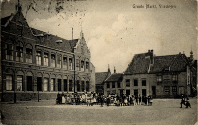 56 'Groote Markt, Vlissingen'. Links de openbare lagere school. Rechts café De Gouden Leeuw 