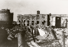 564 Tweede Wereldoorlog. De verwoeste Bomvrije Kazerne onderaan Boulevard de Ruyter. Links ziet men de Gevangentoren