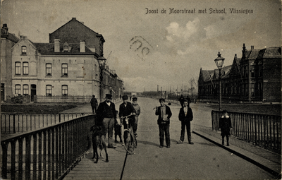 590 'Joost de Moorstraat met School, Vlissingen'. De Joost de Moorstraat gezien vanaf de Marinebrug. Rechts de openbare ...