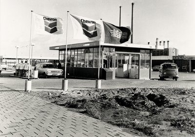 60 Benzine-station op het plein aan de Mercuriusweg voor het koopcentrum Groenendijk in Vlissingen. Bedrijventerrein ...