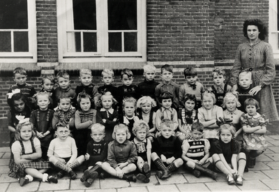 64 Klasje van de Gereformeerde kleuterschool in de Kasteelstraat. De kleuterschool is opgericht in okt. 1948. De ...
