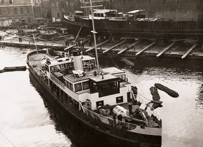 656 De 'Oosterschelde', veerboot van de Provinciale Stoombootdiensten in Zeeland, tewaterlating na oorlogsschade. Het ...