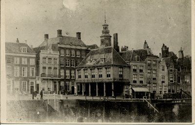660 Het Beursgebouw (midden) op het Beursplein. Rechts de Smalle Kade
