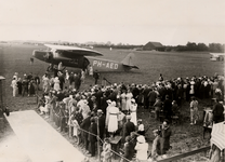 676 Bezichtiging door het publiek van een K.l.M. toestel op het Vlissingse vliegveld. Een Fokker F.VIII PH-AED, een ...