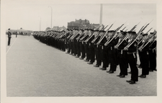 68 Parade land- en zeemacht op Boulevard Bankert