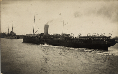697 Eerste Wereldoorlog. Franse krijgsgevangenen in Duitsland worden met het schip Le Nord via Vlissingen weer naar ...