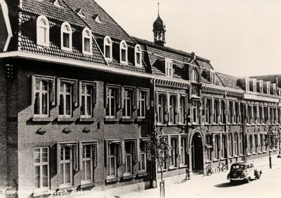 699 Op 7 jan. 1913 werd het ziekenhuis aan de Van Dishoeck- straat officieel geopend (grenzend aan het R.K. wees- huis, ...