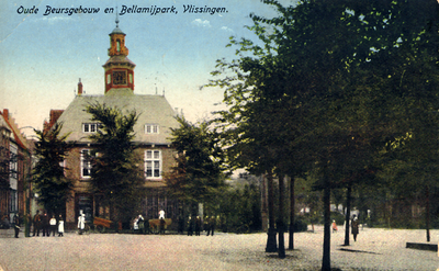758 'Oude Beursgebouw en Bellamijpark, Vlissingen.' Het Beursgebouw aan het Beursplein met rechts daarvan het Bellamypark