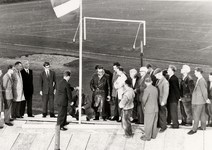 759 Het hijsen van de vlag op het nieuwe clubhuis van Zeeland Sport. Vierde van links: burgemeester Kolff