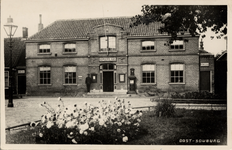 782 'Oost-Souburg' Voor het gemeentehuis aan het Oranjeplein staat veldwachter J. de Visser