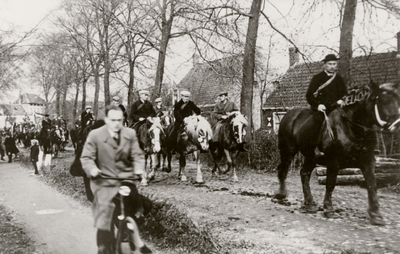 789 Intocht burgemeester A.H.S. Stemerding in Grote Abeele (Oost Souburg). Op de paarden rijden vooraan Jaap Melse, Jan ...