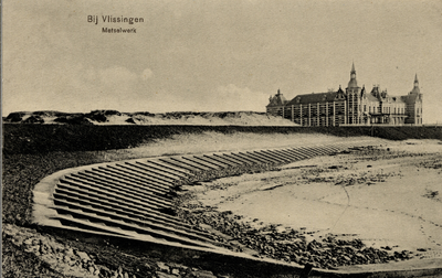 805 'Bij Vlissingen. Metselwerk' Het Grand Hotel des Bains op Boulevard Evertsen, gezien vanaf de Nolledijk