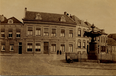 807 Het Betje Wolffplein met de panden hoek Badhuisstraat - Aagje Dekenstraat. Rechts de fontein ter nagedachtenis aan ...
