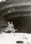 816 Tweede Wereldoorlog. P. Kleijberg en Guust Speckens voor een bunker bij de Buitenhaven