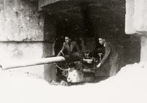 818 Tweede Wereldoorlog. P. Kleijberg en Guust Speckens aan een Duits kanon in een bunker bij de Buitenhaven