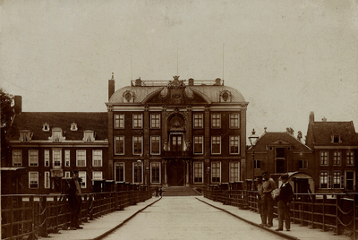 835 Het Van Dishoeckhuis werd in 1733 gesticht door Anthony Pieter van Dishoeck. De architect was J.P. van Baurscheit ...