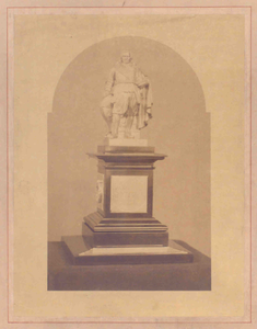 84 Afbeelding van een zilveren model van het standbeeld van M.A. de Ruyter, frontaanzicht.