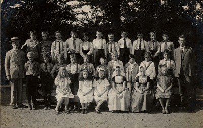 844 Schoolkinderen van de Julianaschool in Oost Souburg. Links meester De Ru en rechts meester De Pagter
