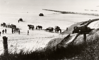 851 Tweede Wereldoorlog. Oefeningen van de Duitsers op het strand van Zoutelande.