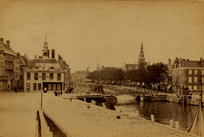 867 Gezicht op het Beursplein (links) met Beursgebouw en de Bellamykade (rechts). Daartussen de Koopmanshaven en op de ...