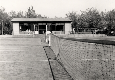 879 De tennisbanen en het nieuwe clubgebouw van de tennisclub 'De Schelde' aan de Burgemeester van Woelderenlaan