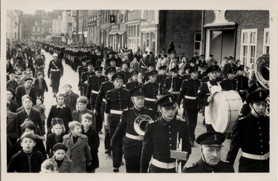 915 Parade land- en zeemacht op de Nieuwendijk