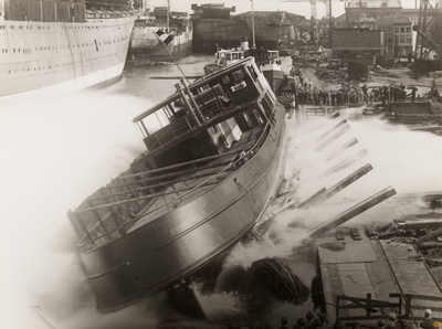 92 De 'Oosterschelde', veerboot van de Provinciale Stoombootdiensten in Zeeland, tewaterlating na oorlogsschade. Het ...
