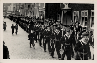 924 Parade land- en zeemacht op de Nieuwendijk